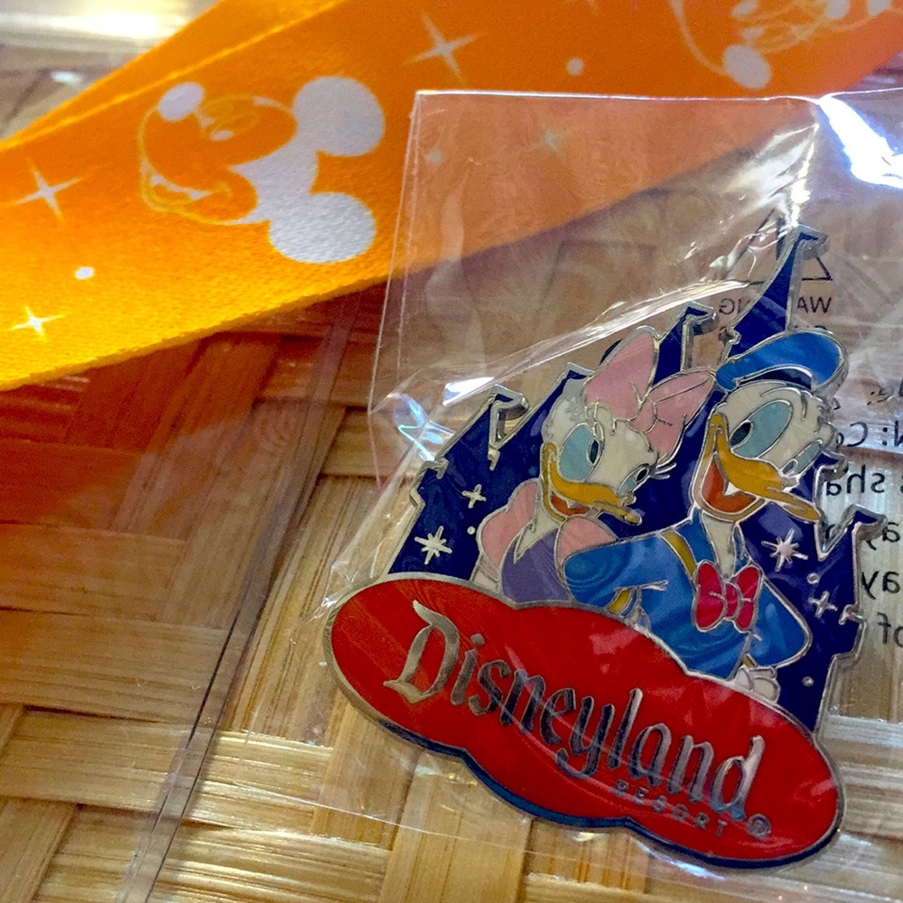 Disneyland Donald Duck Pin & Lanyard NEW